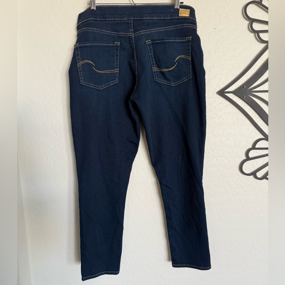LEVI’S Signature Totally Shaping Pull-On Jeans - NEW w/ Tags - Size 12 - Picture 6 of 10